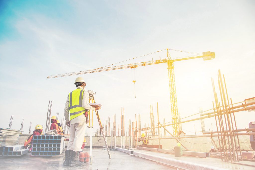 مهندس مساحة في موقع بناء