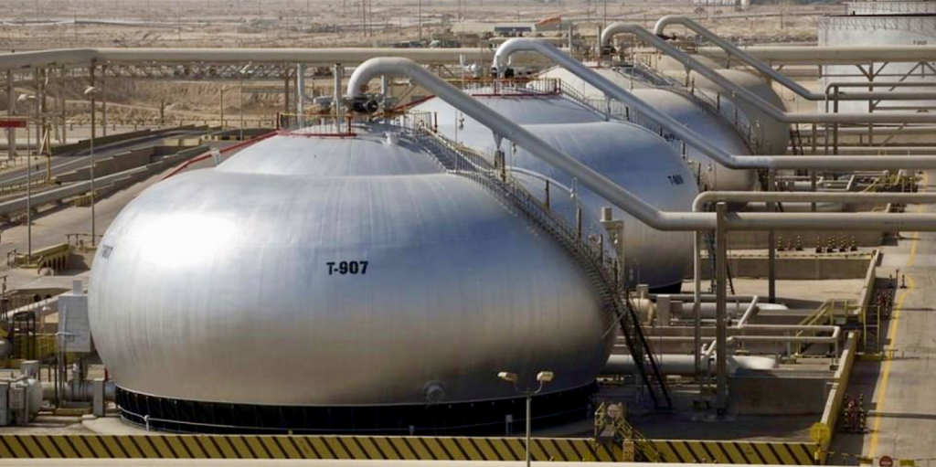 صورة تحتوي على أنواع  storage tanks ، خصوصا الخزانات ذات الابخرة المتغيرة (Variable vapor space tanks)